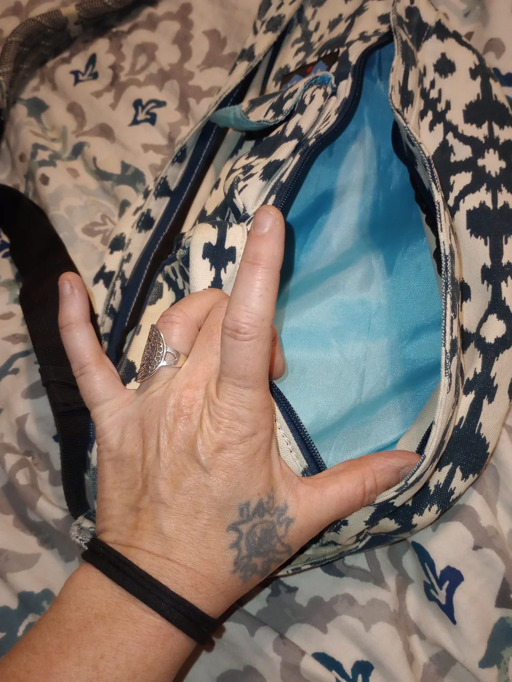 Kavu Men’s White & Navy Patterned Sling Bag